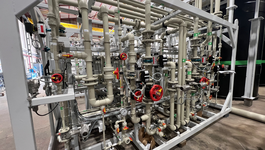 Skid de electrodesionización (EDI) fabricado a partir del modelo 3D - planta WTP en CCGT de Ostroleka
